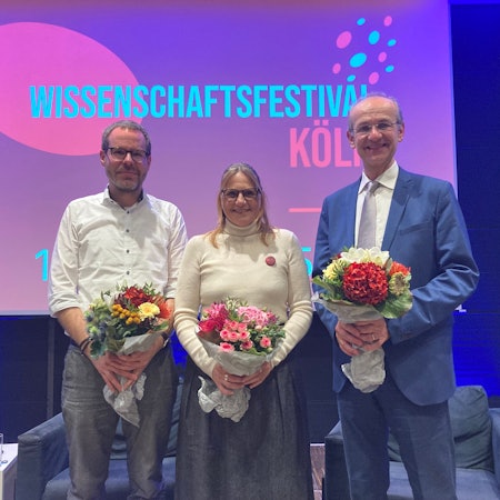 Dennis Klinkhammer, Melanie von der Wiesche und Karl-Nikolaus Peifer (v.l.) beim Wissenschaftsfestival.