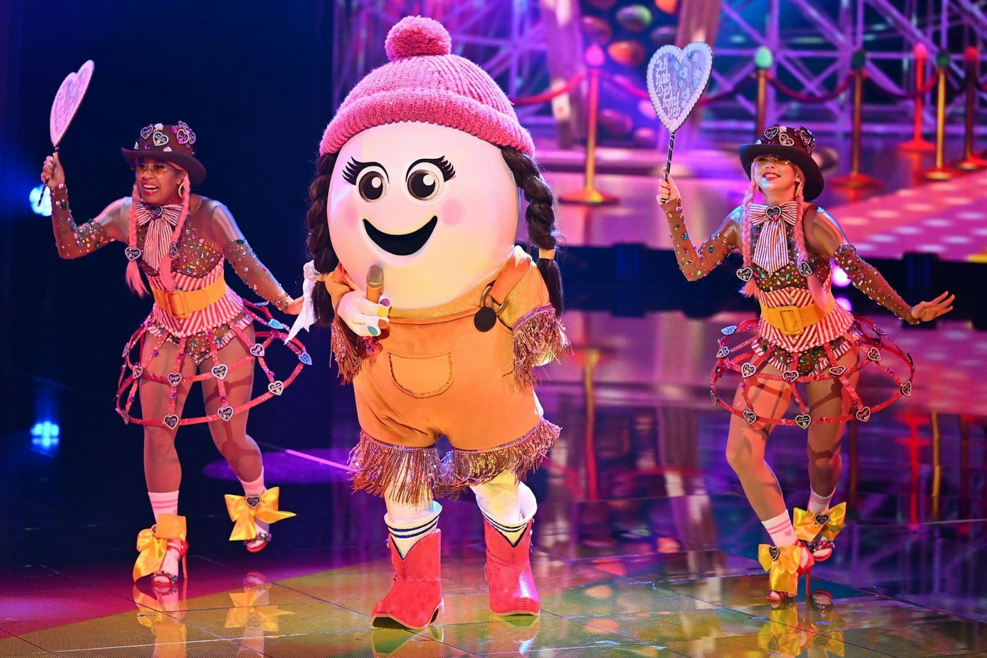 Eggi eröffnete mit „Saturday Night“ (Whigfield) den Abend. Das Motto lautete „Kirmes“. (Bild: Joyn/Willi Weber)