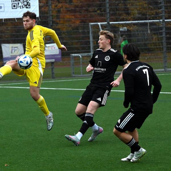 16.11.2025, Fussball S V Schlebusch-GW Brauweiler
links: Niklas Engelke (schlebusch)
Foto: Uli Herhaus