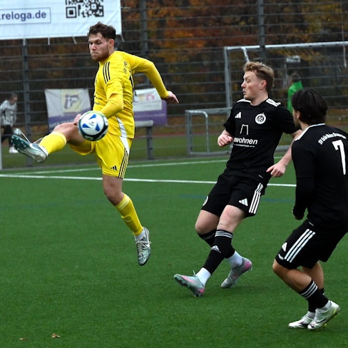 16.11.2025, Fussball S V Schlebusch-GW Brauweiler
links: Niklas Engelke (schlebusch)
Foto: Uli Herhaus