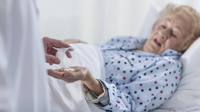 Hendrik Streeck hat eine Debatte über die Behandlung von sehr alten Patienten ausgelöst. Das Bild zeigt eine Seniorin im Krankenbett.