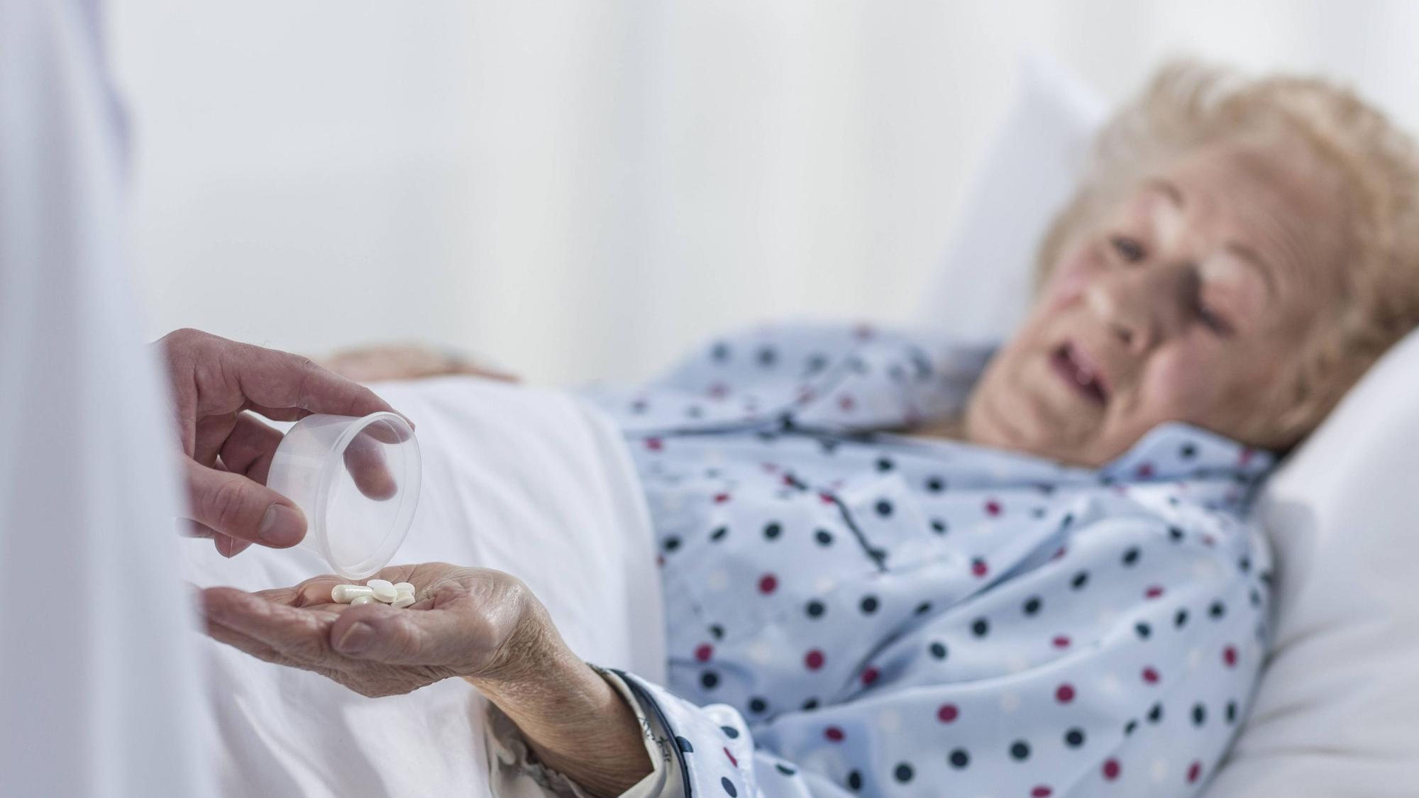 Hendrik Streeck hat eine Debatte über die Behandlung von sehr alten Patienten ausgelöst. Das Bild zeigt eine Seniorin im Krankenbett.