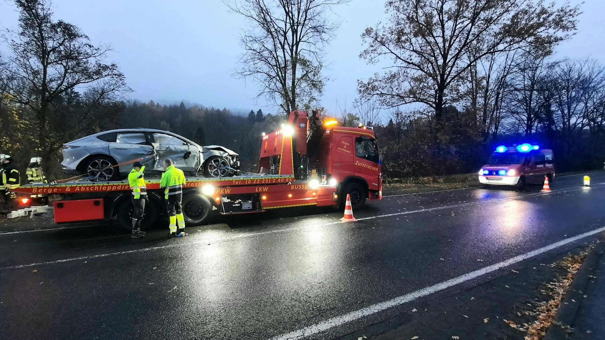 Ein demoliertes Auto auf der Ladefläche eines Abschleppwagens.