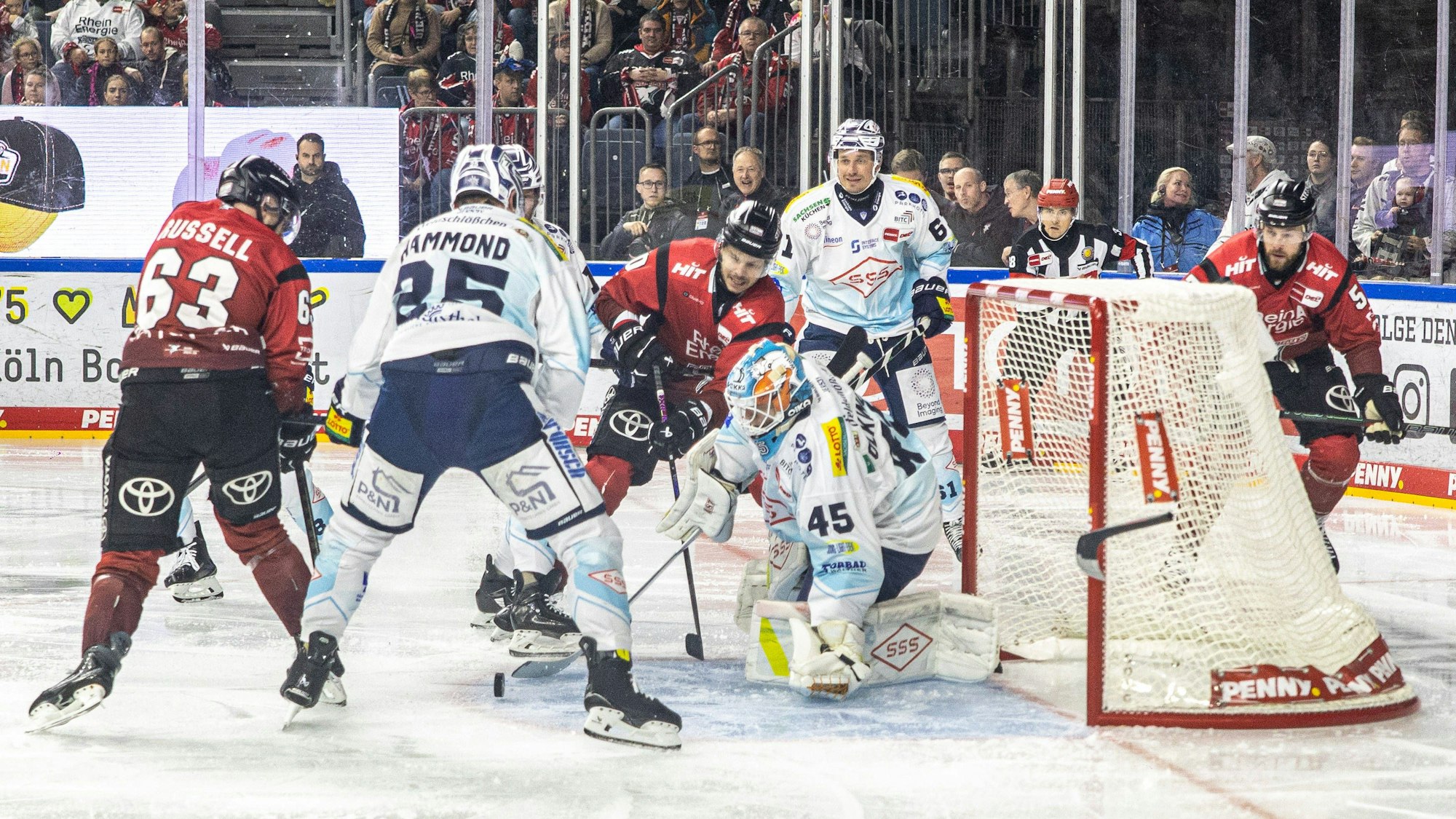 Jussi Olkinuora Dresdner Eisloewen, 45 klärt vor Patrick Russell Koelner Haie, 63 und Tanner Kero Koelner Haie, Koelner Haie vs. Dresdner Eisloewen, Eishockey, Penny DEL, Spieltag 19, 2025/2026, 16.11.2025 Koelner Haie KEC vs. Dresdner Eisloewen, Eishockey, Penny DEL, Spieltag 19, 2025/2026, 16.11.2025 Koeln *** Jussi Olkinuora Dresdner Eisloewen, 45 clears in front of Patrick Russell Koelner Haie, 63 and Tanner Kero Koelner Haie, Koelner Haie vs Dresdner Eisloewen, Eishockey, Penny DEL, Spieltag 19, 2025 2026, 16 11 2025 Koelner Haie KEC vs Dresdner Eisloewen, Eishockey, Penny DEL, Spieltag 19, 2025 2026, 16 11 2025 Koeln Copyright: xEibner-Pressefoto/GerhardxWingenderx EP_GWR