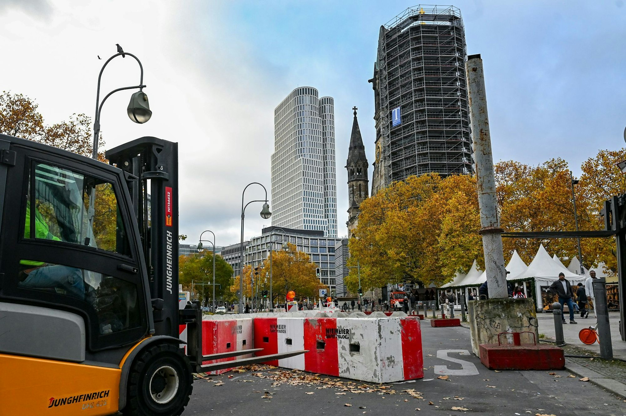 Sorgen vor Anschlägen auf Weihnachtsmärkten beschäftigen laut einer Umfrage rund zwei Drittel der Menschen in Deutschland. (Archivbild)