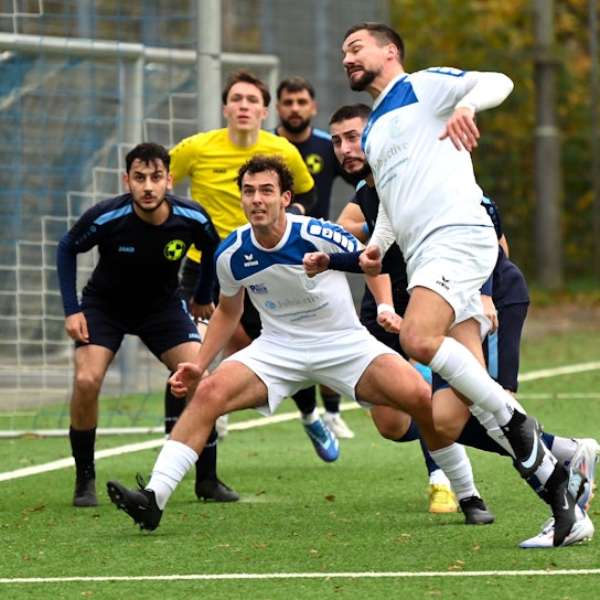09.11.2025, Fussball-Bergfried Leverkusen-Brühl
rechts: Maik Maier (Leverkusen)
mitte: Noah Skalbania (Leverkusen)
Foto: Uli Herhaus