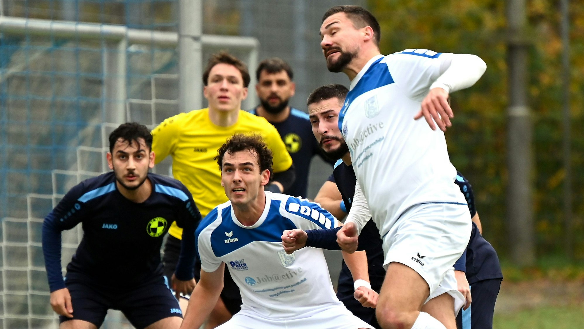 09.11.2025, Fussball-Bergfried Leverkusen-Brühl
rechts: Maik Maier (Leverkusen)
mitte: Noah Skalbania (Leverkusen)
Foto: Uli Herhaus