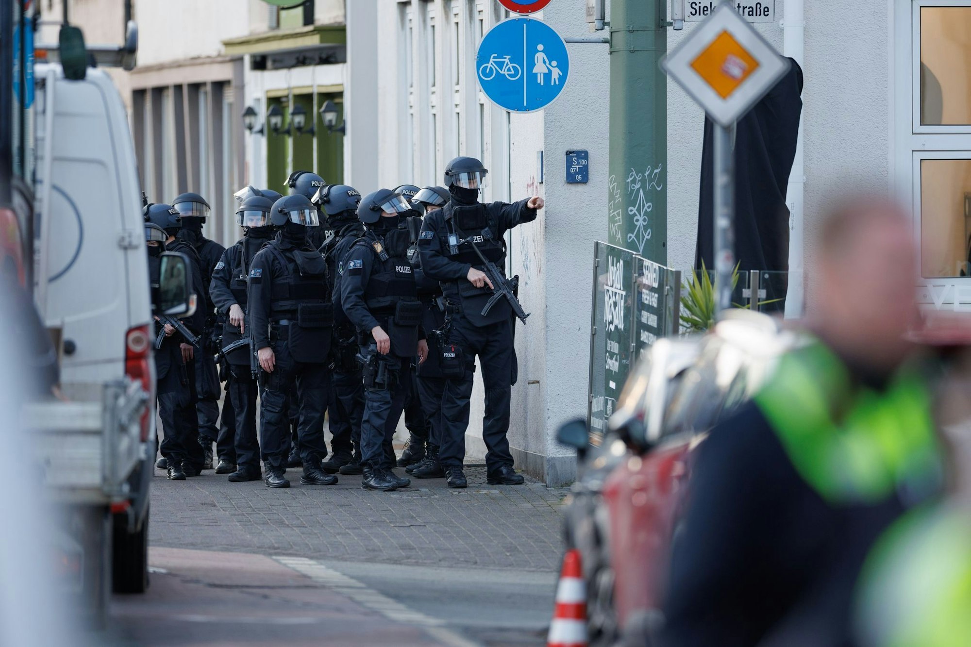 Schwerbewaffnete Einsatzkräfte der Polizei sicherten eine Straße vor dem Landgericht in der Innenstadt. Zu diesem Zeitpunkt war der Schütze noch auf der Flucht. (Archivbild)