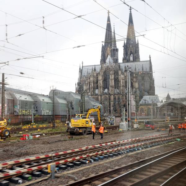 15.11.2025
Köln:
Reportage am Hauptbahnhof über die Sperrung des Verkehrsknotenpunktes.
Gleisarbeiten
Foto: Martina Goyert