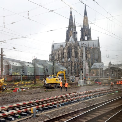 15.11.2025
Köln:
Reportage am Hauptbahnhof über die Sperrung des Verkehrsknotenpunktes.
Gleisarbeiten
Foto: Martina Goyert