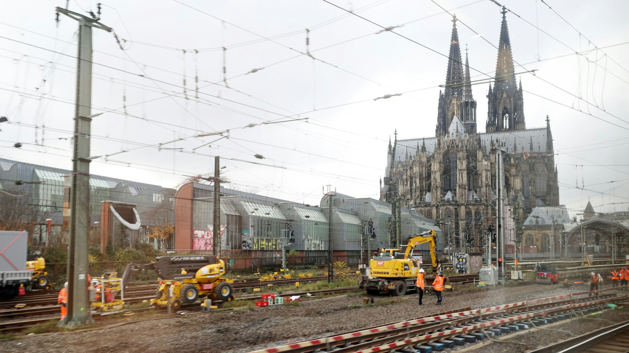 15.11.2025
Köln:
Reportage am Hauptbahnhof über die Sperrung des Verkehrsknotenpunktes.
Gleisarbeiten
Foto: Martina Goyert