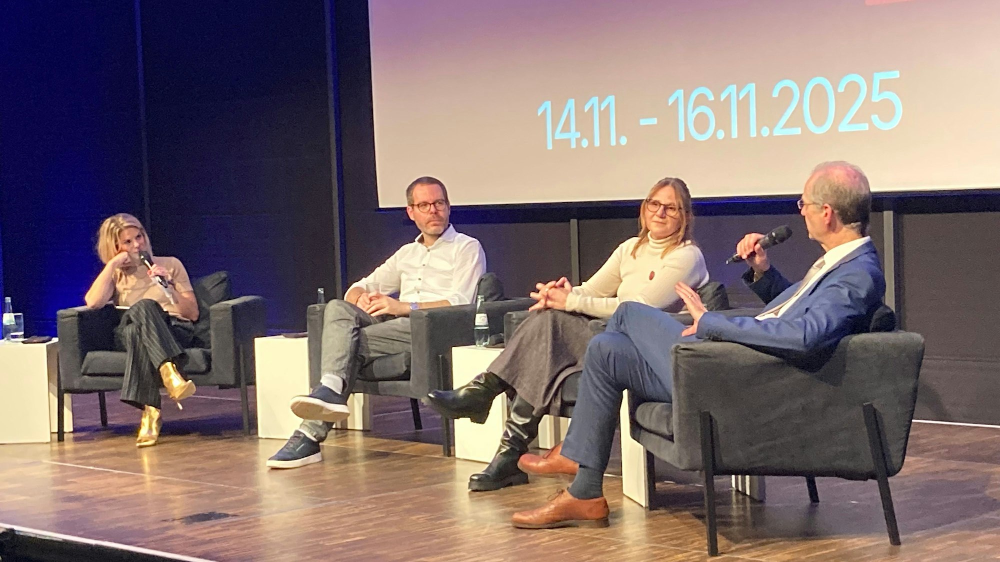 Anja Backhaus, Dennis Klinkhammer, Melanie von der Wiesche und Karl-Nikolaus Peifer (v.l.) beim Eröffnungsabend des Wissenschaftsfestivals