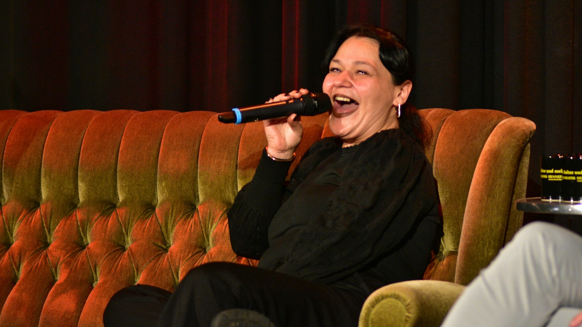 Andrea Primo auf dem Hennefer Sofa. Die gebürtige Rumänin erzählt von ihrem bunten Leben und ihrem spanischen Restaurant.