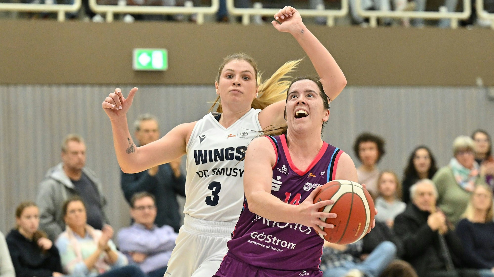 BG74 Veilchen Ladies Göttingen - WINGS Leverkusen Basketball, Frauen, 2. Bundesliga Nord, Hauptrunde, 8. Spieltag, Saison 2025 / 2026, BG74 Veilchen Ladies Göttingen - WINGS Leverkusen, 15.11.2025, Göttingen. Ana Teresa Leal Faustino 14, Göttingen spielt gegen Tessa Brugler 3, Leverkusen. Foto: Swen Pförtner Göttingen Niedersachsen Deutschland *** BG74 Veilchen Ladies Göttingen WINGS Leverkusen Basketball, Women, 2 Bundesliga North, Main Round, 8 Matchday, Season 2025 2026, BG74 Veilchen Ladies Göttingen WINGS Leverkusen, 15 11 2025, Göttingen Ana Teresa Leal Faustino 14, Göttingen plays against Tessa Brugler 3, Leverkusen Photo Swen Pförtner Göttingen Lower Saxony Germany