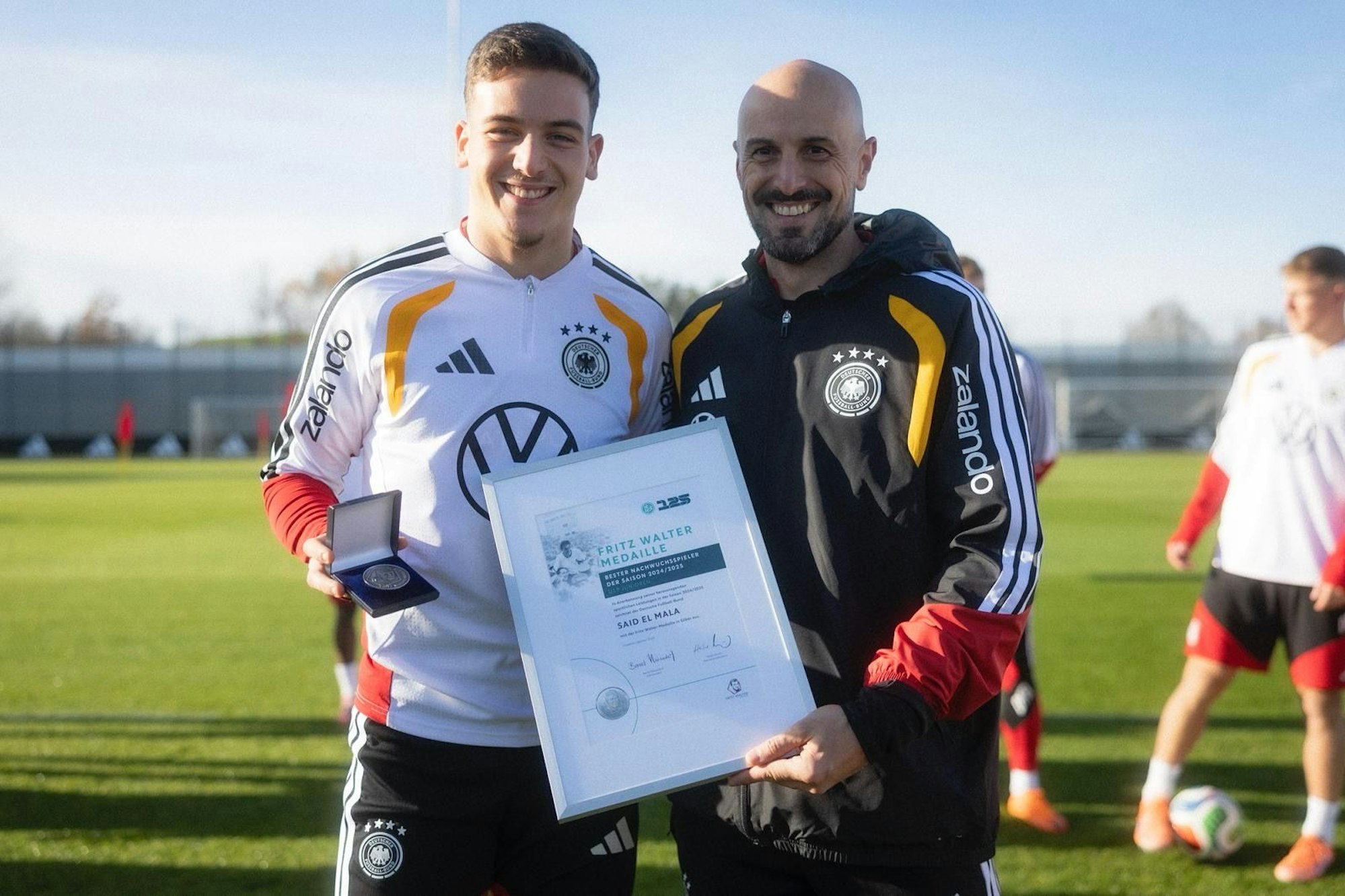 Said El Mala vom 1. FC Köln erhielt am Sonntag von U21-Nationaltrainer Antonio Di Salvo die Fritz-Walter-Medaille in Silber-