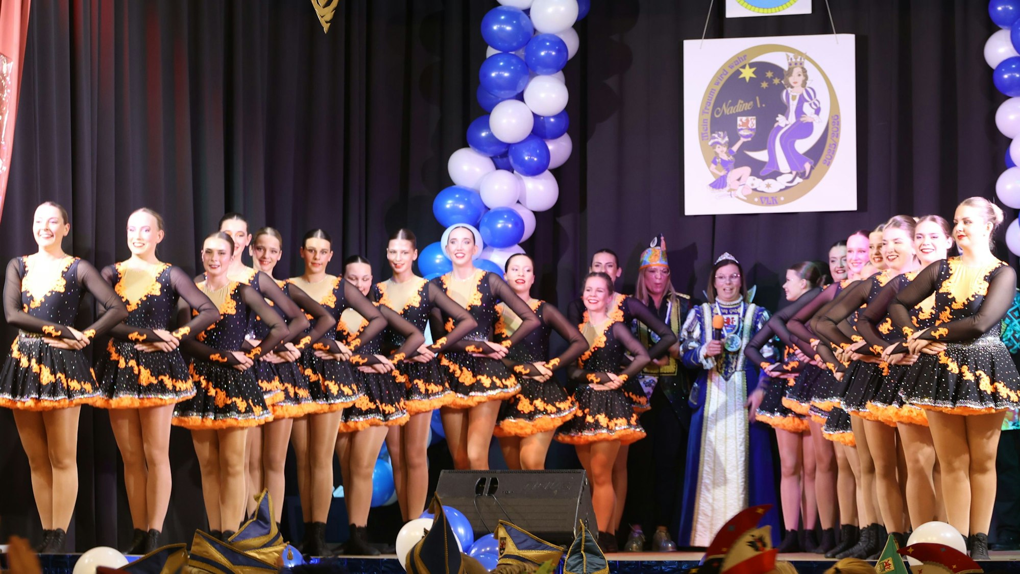 Die Tänzerinnen des TSV Rhein-Wupper mit Prinzessin Nadine I. in der Stadthalle Bergisch Neukirchen