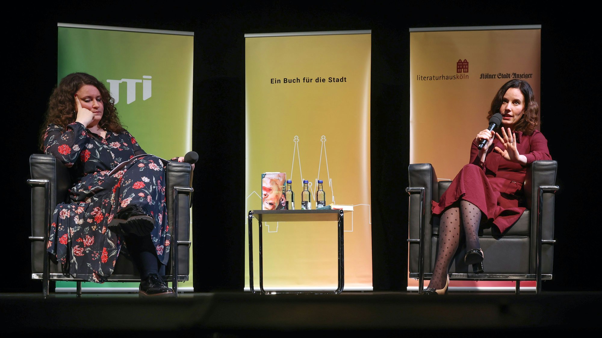 Claudia Schumacher (r.) mit Moderatorin Anne Burgmer im Schauspielhaus.