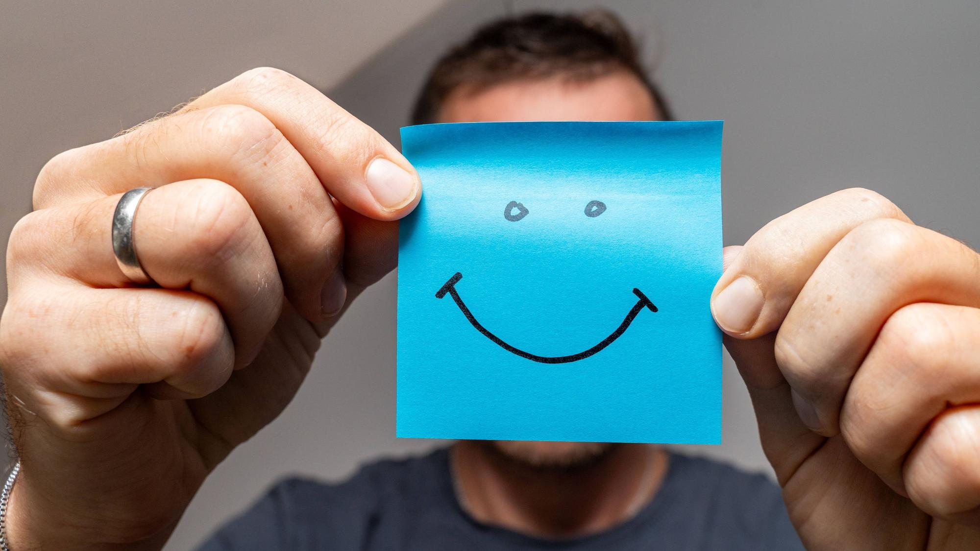 Germany - September 27, 2025: A smiley face on a piece of paper stands for positive interaction. The motif conveys solidarity, joy, and the importance of good relationships in everyday life and in society. *** Ein Smiley auf einem Zettel steht für ein positives Miteinander. Das Motiv vermittelt Zusammenhalt, Freude und die Bedeutung von guten Beziehungen im Alltag und in der Gesellschaft.