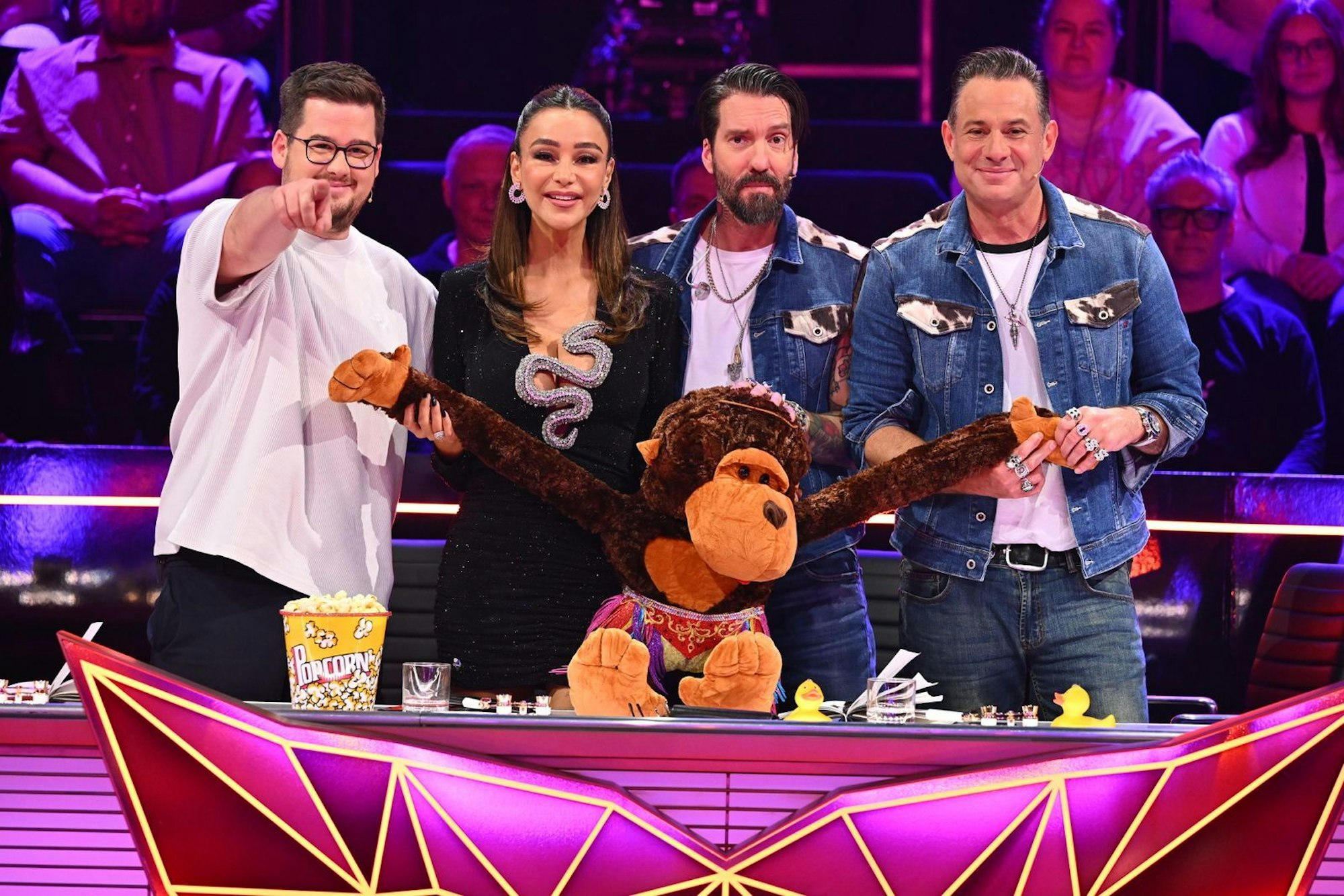 Das Rateteam mit Verona Pooth und Chris Tall (links) wurde diesmal durch Alec Völkel (Dritter von links) und Sascha Vollmer von Boss Hoss verstärkt. (Bild: Joyn/Willi Weber)