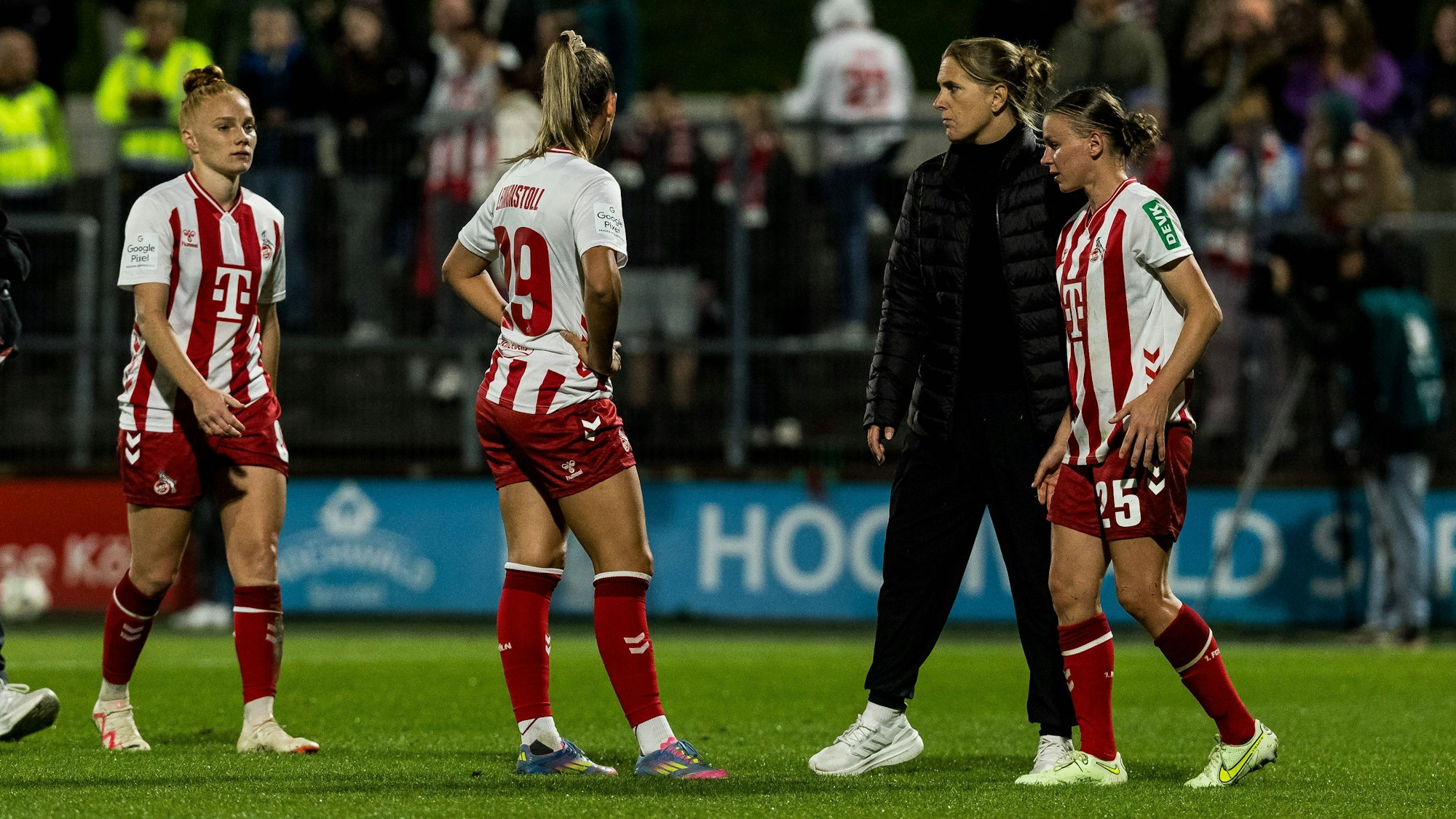 Google Pixel Frauen-Bundesliga, 1. FC Köln - VfL Wolfsburg 21.09.2025 Vanessa Leimenstoll 1. FC Köln, 29, Britta Carlson Trainerin 1. FC Köln, Laura Donhauser 1. FC Köln, 25 frustriert, niedergeschlagen nach der Last Minute Niederlage Google Pixel Frauen-Bundesliga, 1. FC Köln - VfL Wolfsburg Köln, Franz-Kremer-Stadion am 21.09.2025 DFB REGULATIONS PROHIBIT ANY USE OF PHOTOGRAPHS AS IMAGE SEQUENCES AND/OR QUASI-VIDEO. *** Google Pixel Frauen Bundesliga, 1 FC Köln VfL Wolfsburg 21 09 2025 Vanessa Leimenstoll 1 FC Köln, 29 , Britta Carlson Trainerin 1 FC Köln , Laura Donhauser 1 FC Köln, 25 frustrated, dejected after the last minute defeat Google Pixel Frauen Bundesliga, 1 FC Köln VfL Wolfsburg Köln, Franz Kremer Stadion am 21 09 2025 DFB REGULATIONS PROHIBIT ANY USE OF PHOTOGRAPHS AS IMAGE SEQUENCES AND OR QUASI VIDEO Copyright: xBEAUTIFULxSPORTS/Wunderlx