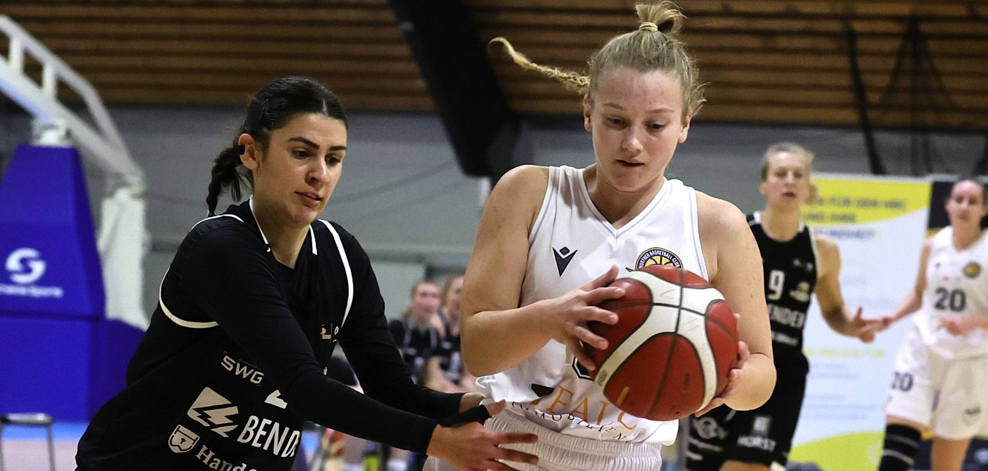 Das Foto zeigt Maia Voigt Hürther Basketballerin am Ball, die sich von ihrer Gegnerin nicht beirren lässt.
