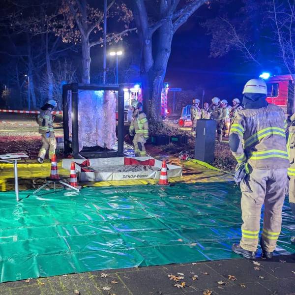 Die Einsatzkräfte waren mit Schutzkleidung und schwerem Atemschutz vor Ort. Vor dem Bad wurde ein Dekontaminationsplatz für die Reinigung der Schutzkleidung eingerichtet.