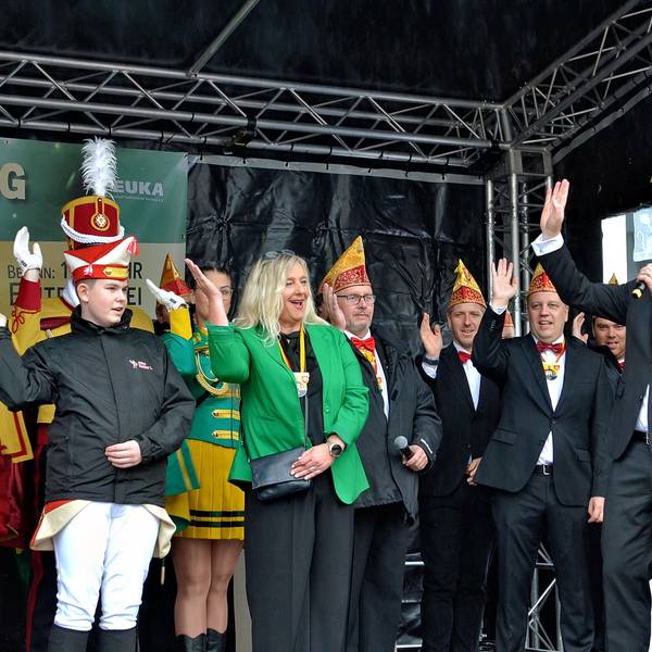 Rodney und Colette Leber auf der Bühne auf dem Alten Merkt in Euskirchen, umgeben von vielen Karnevalisten.