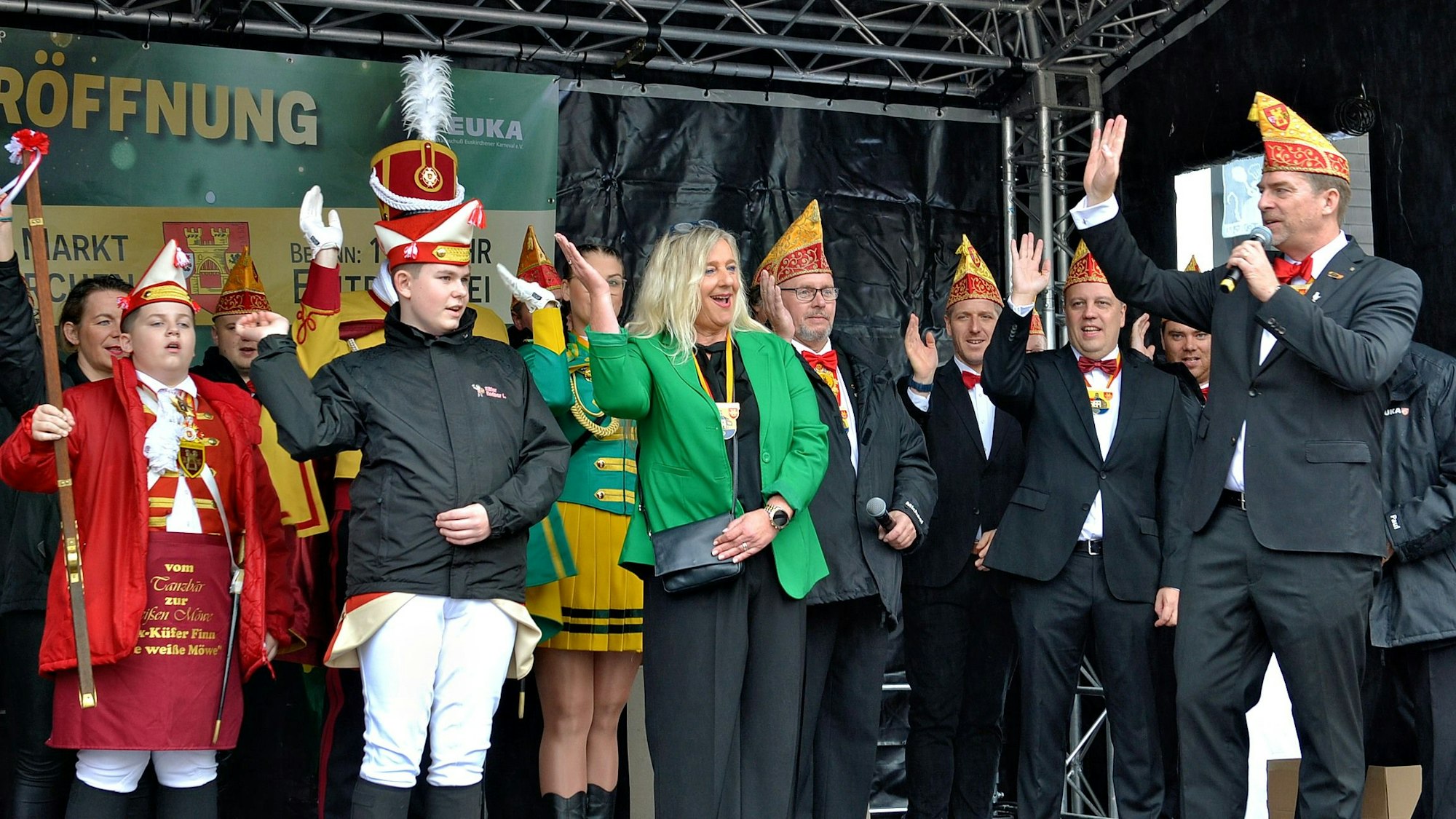 Rodney und Colette Leber auf der Bühne auf dem Alten Merkt in Euskirchen, umgeben von vielen Karnevalisten.