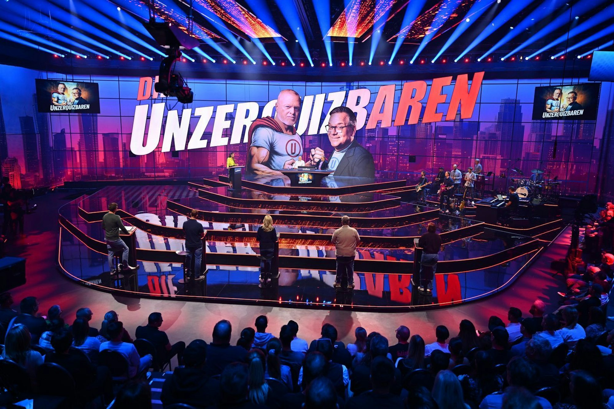 Riesenstudio für eine gigantisch lange (195 Minuten netto) Sendung. Bei „Die Unzerquizbaren“ wurde nicht gekleckert. (Bild: RTL/Raab Entertainment/Willi Weber)
