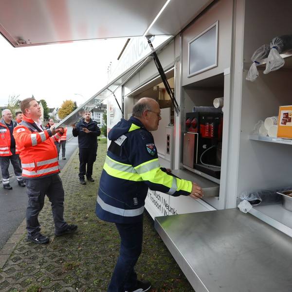 Mehrere Männer an einem Lkw.