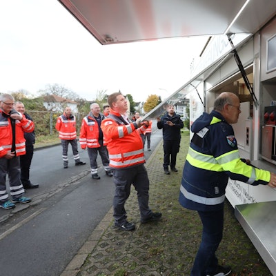 Mehrere Männer an einem Lkw.