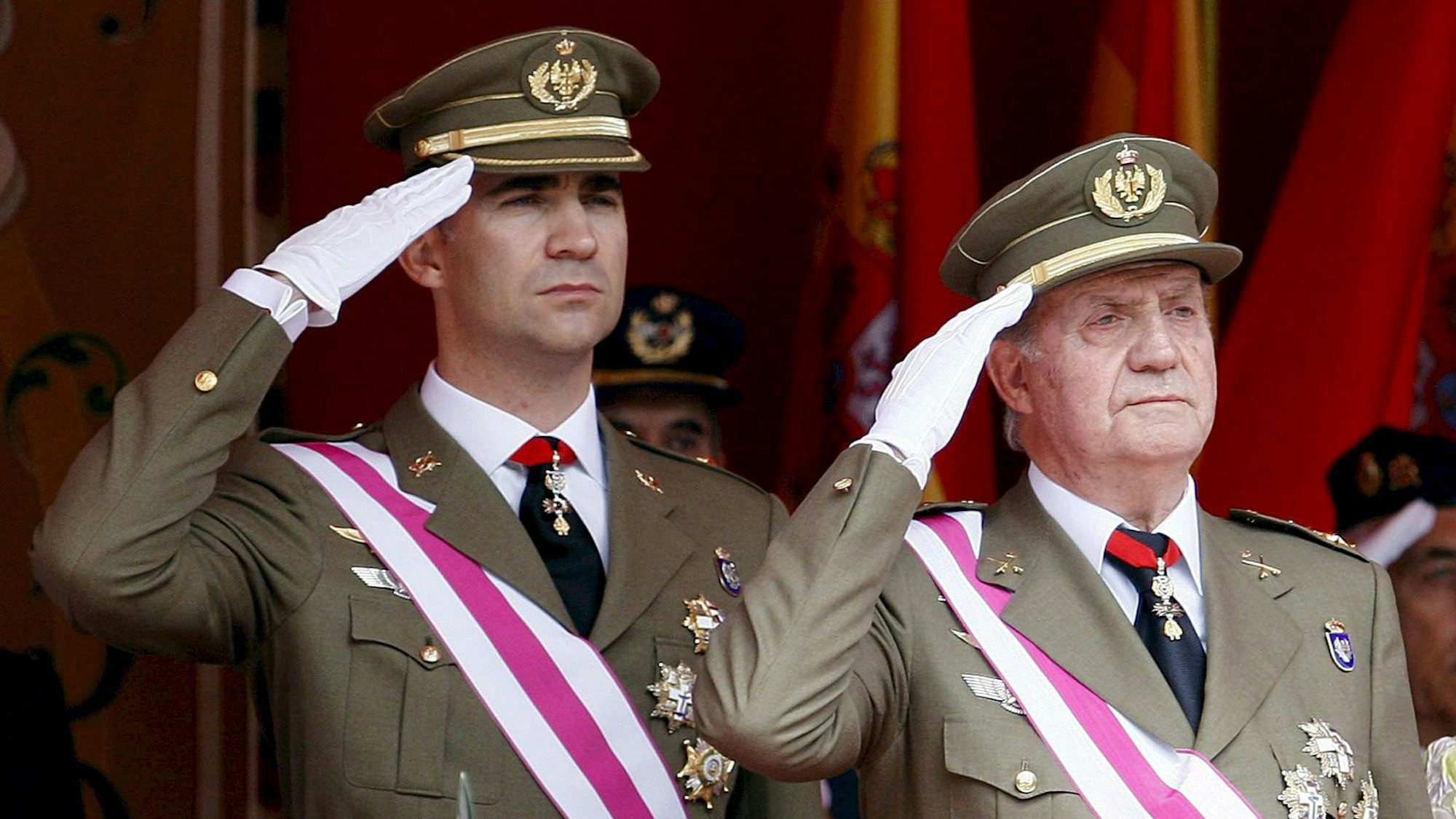Der damalige Kronprinz Felipe und König Juan Carlos salutieren.