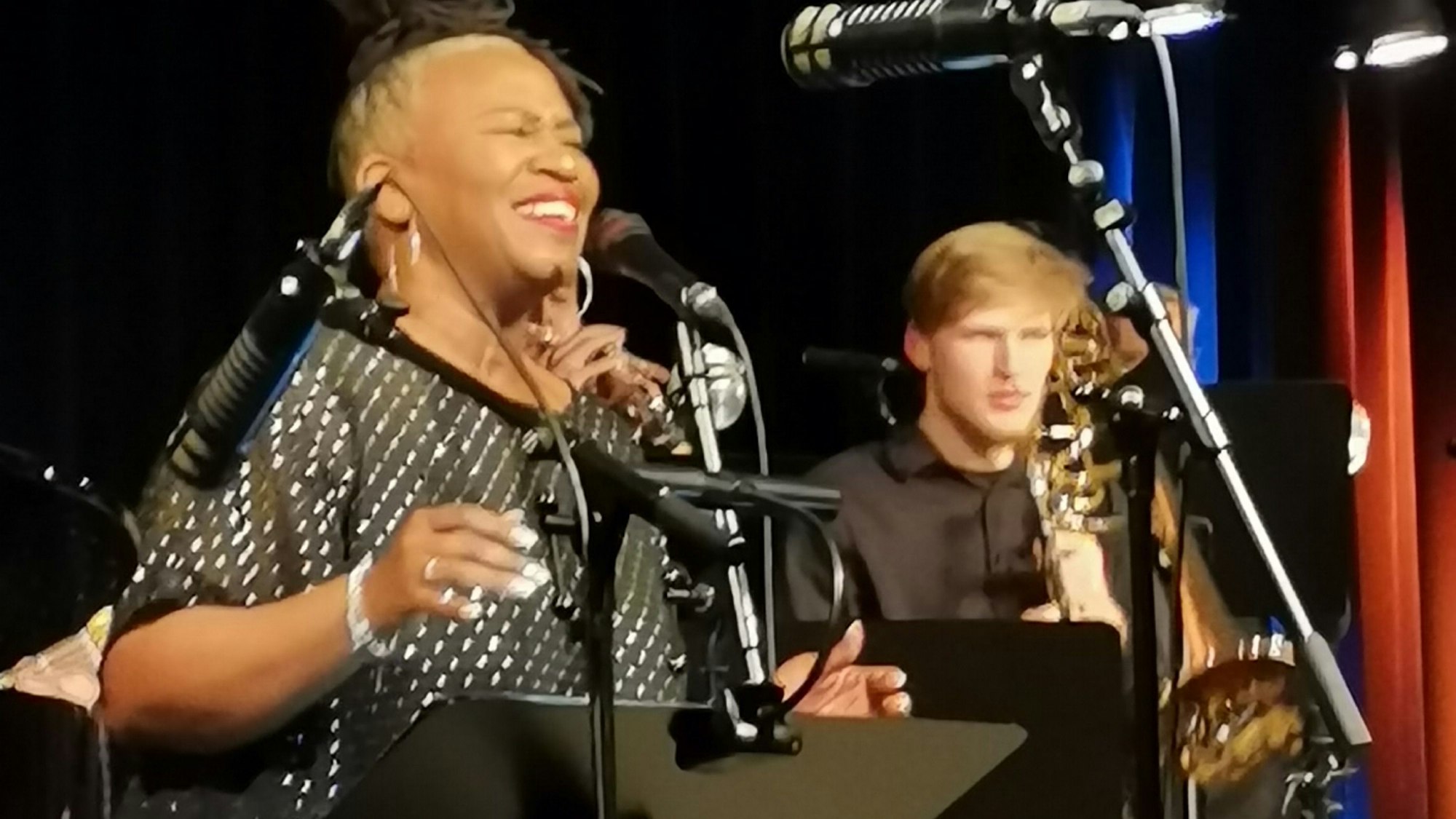 Auf dem Bild ist eine Sängerin zu sehen.