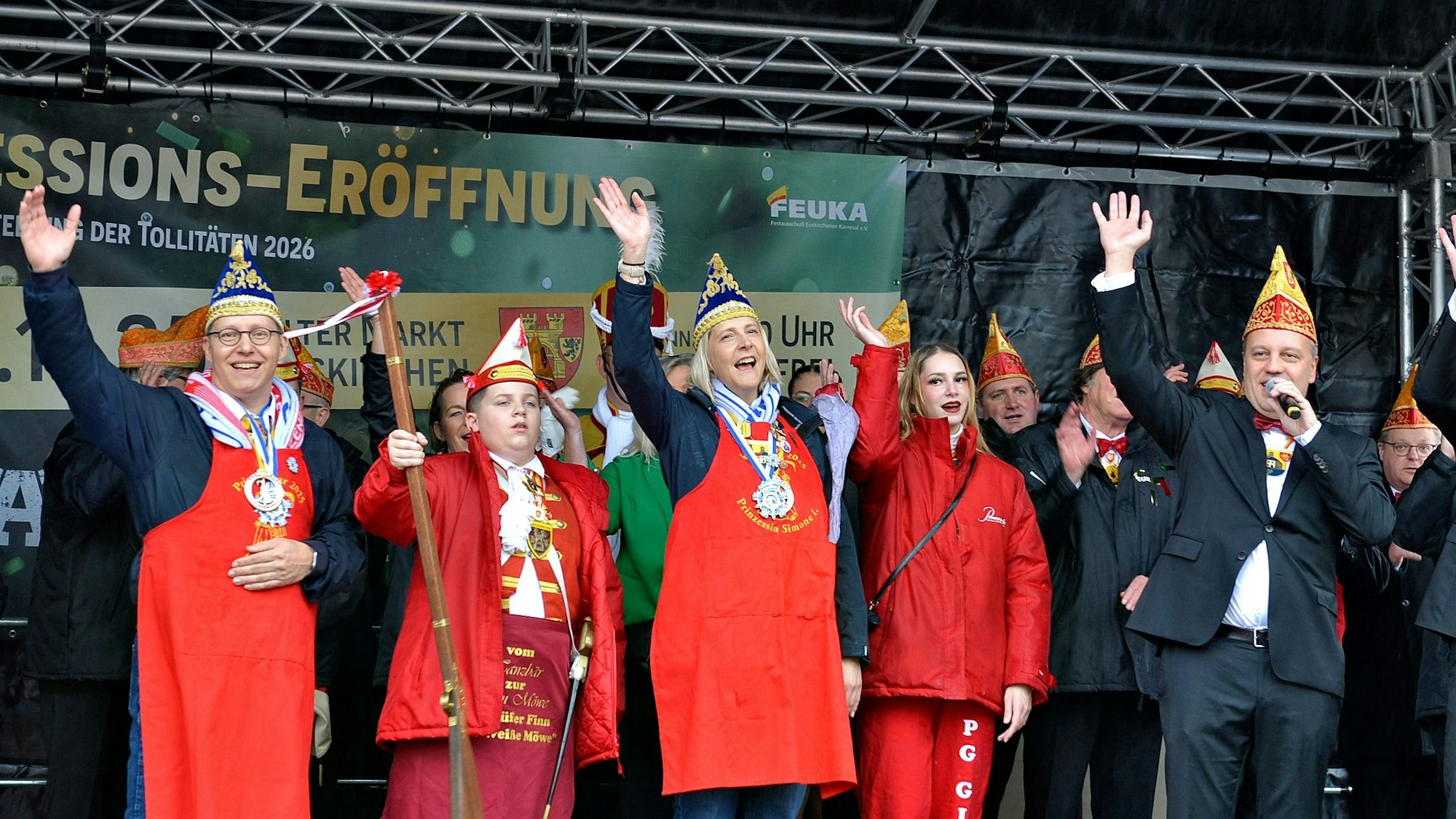 Die scheidenden Tollitäten und Bürgermeister Sacha Reichelt heben die Hände zum „Alaaf“.