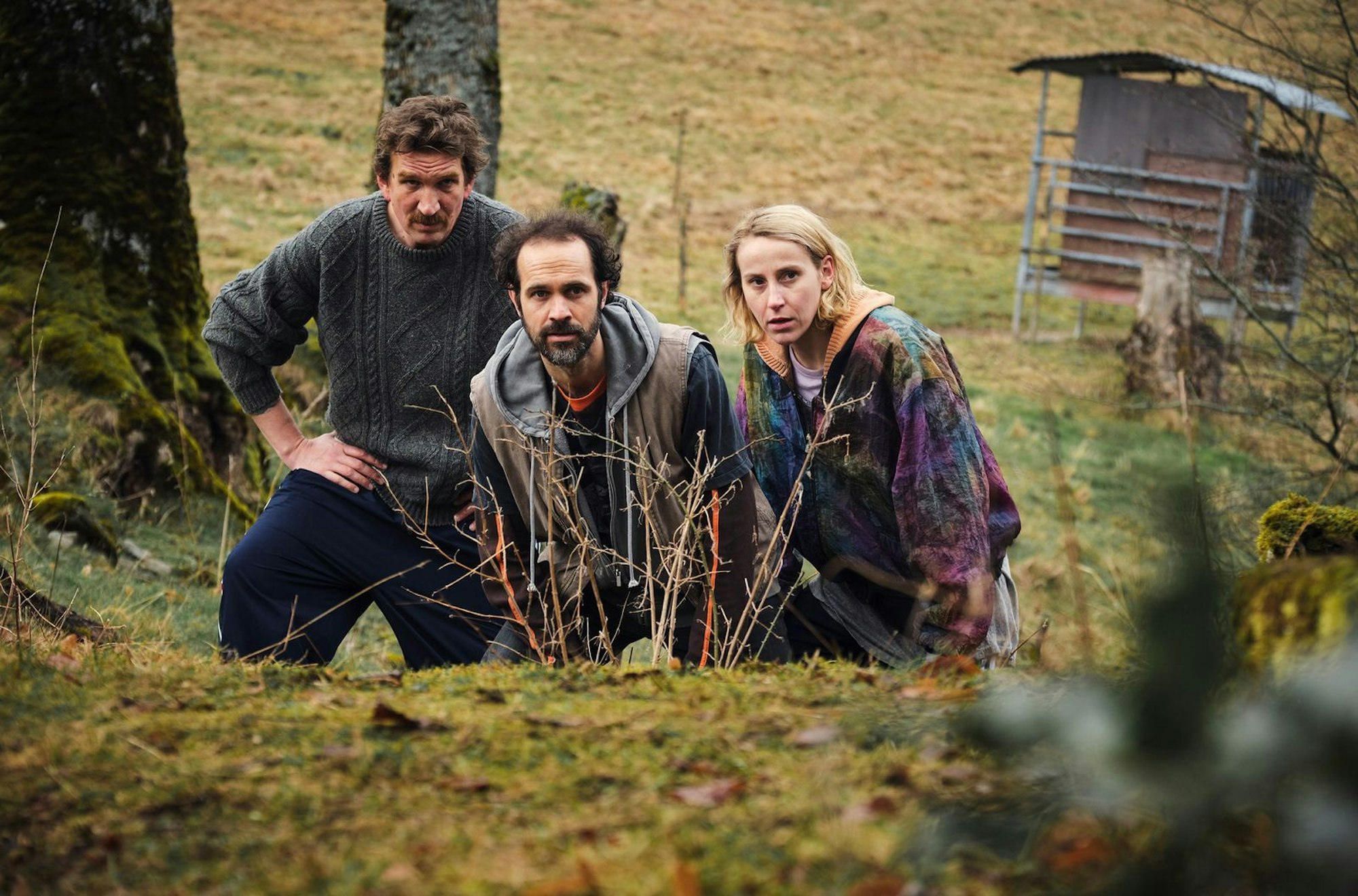 Drei undurchsichtige Gesellen pirschen sich an den Hof von Friedemann Berg heran. (Bild: SWR/Benoît Linder)
