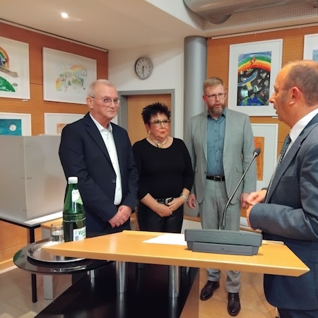Der frisch vereidigte Bürgermeister Matthias Schmitz (r.) mit den drei Vizebürgermeistern Florian Westerhausen (2. v.r.), Brigitte Bäcker-Gerdes und Uwe Grote.
