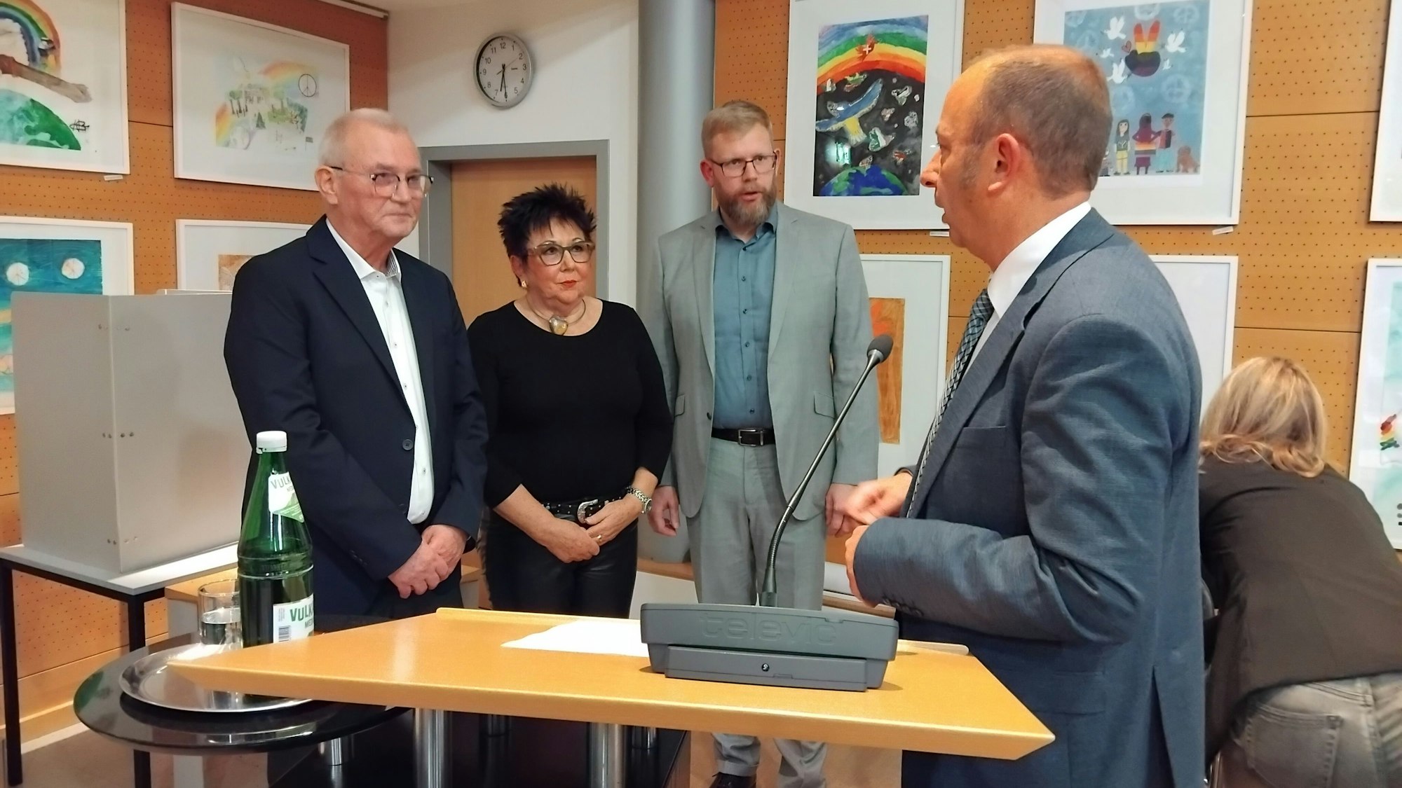 Der frisch vereidigte Bürgermeister Matthias Schmitz (r.) mit den drei Vizebürgermeistern Florian Westerhausen (2. v.r.), Brigitte Bäcker-Gerdes und Uwe Grote.