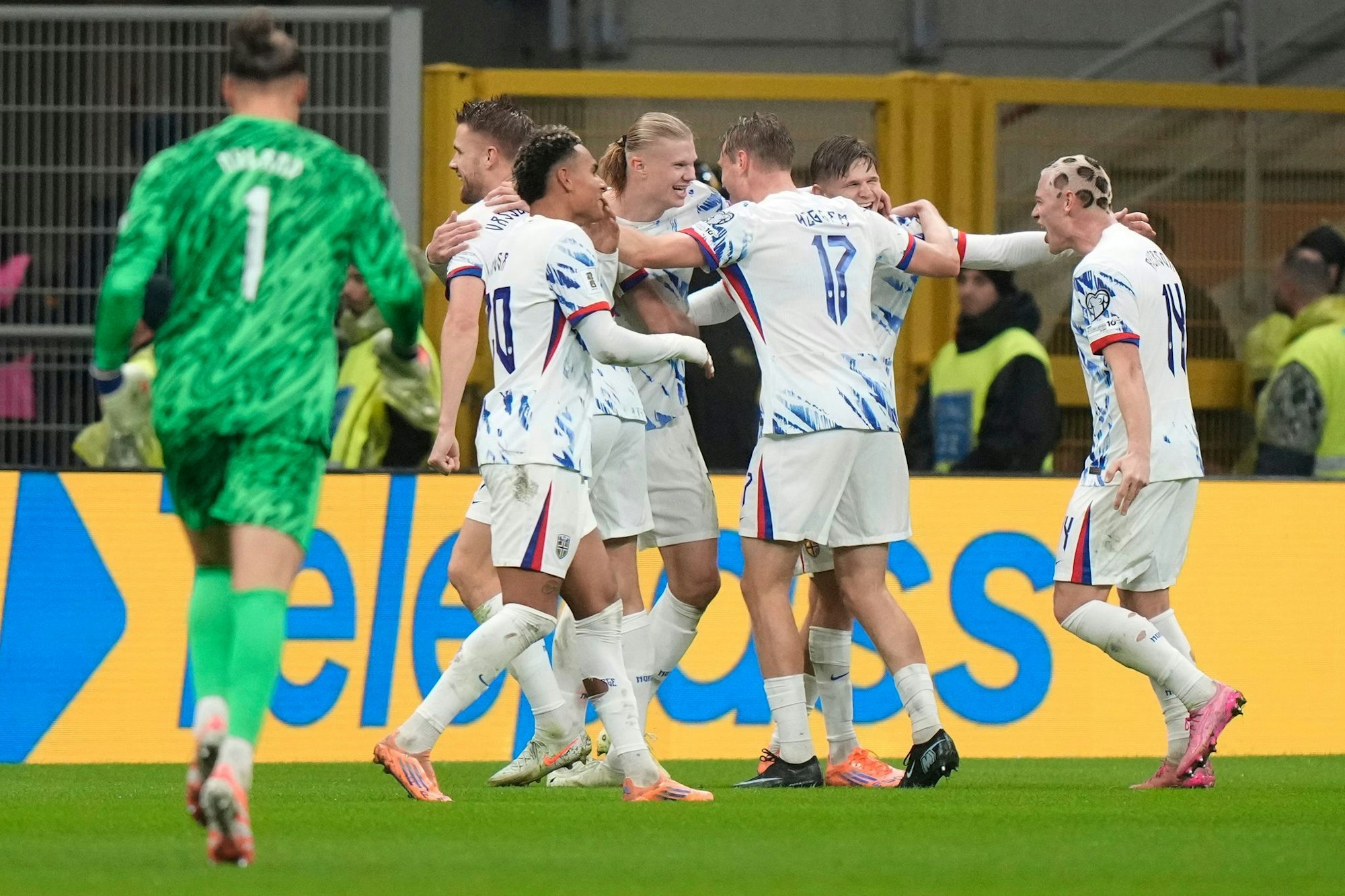 Norwegen und Torjäger Erling Haaland (Mitte) freuen sich nach einem 4:1 in Italien auf die erste WM-Teilnahme seit 1998.