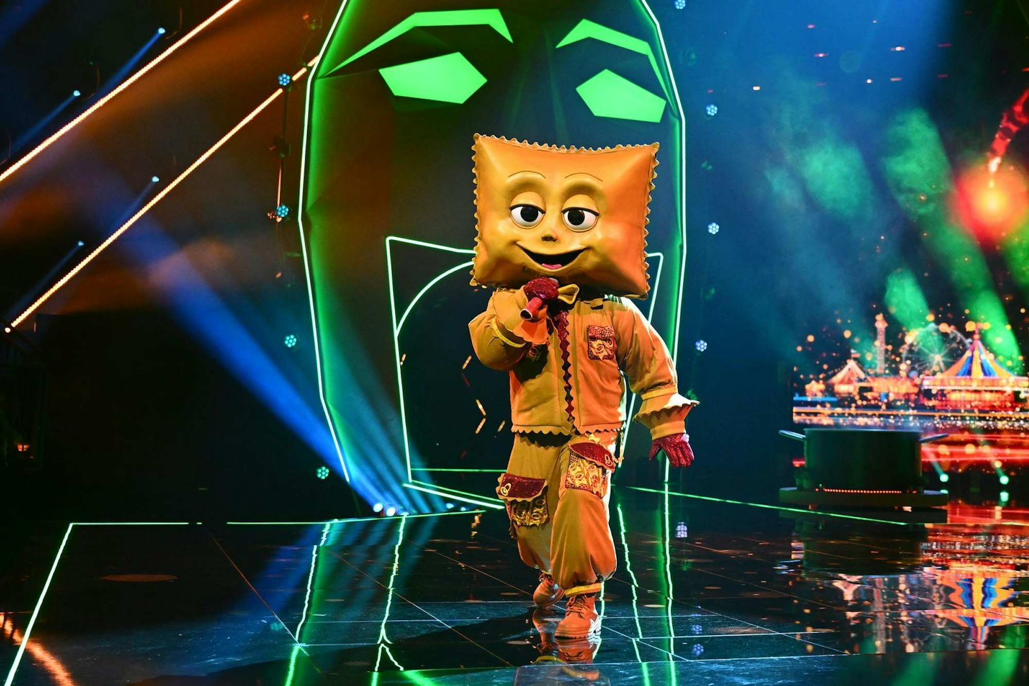 Rave-Ioli bot Pasta, Pepp und Partysound und präsentierte „Sweat“ von Inner Cicle. Chris Tall glaubt genau zu wissen, wer sich verbirgt: Stefano Zarrella. (Bild: Joyn/Willi Weber)