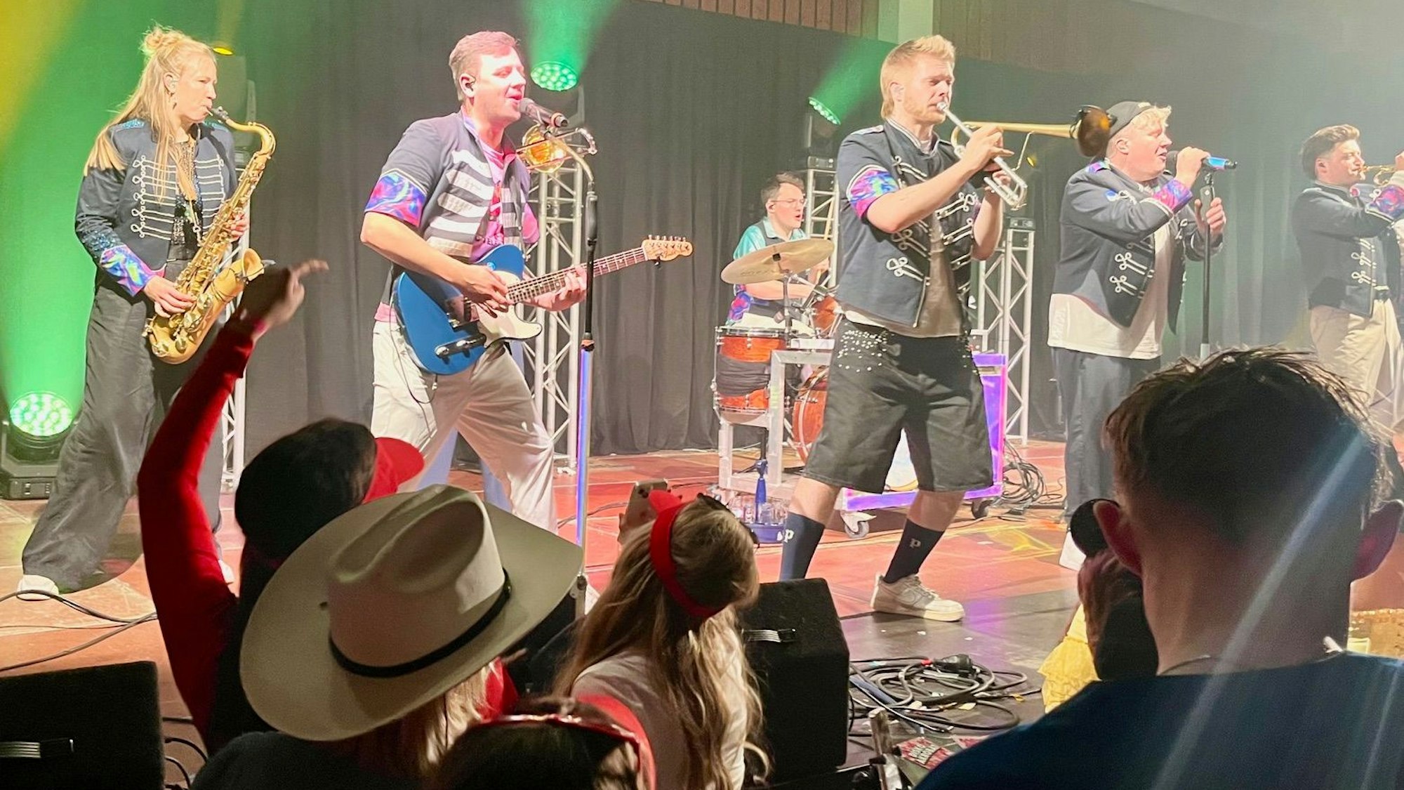 Zu sehen ist die Formation Druckluft auf einer Bühne.