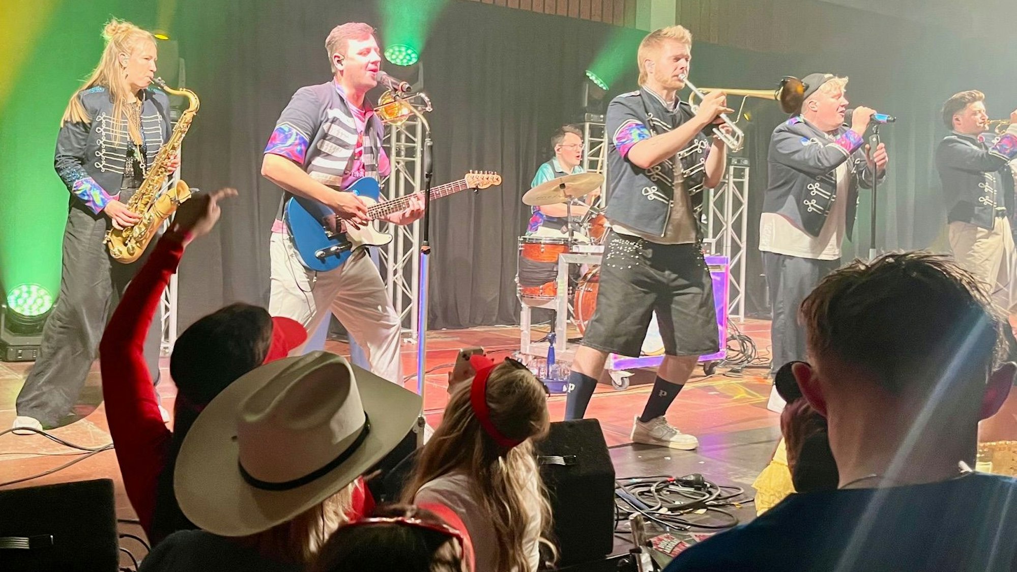 Zu sehen ist die Formation Druckluft auf einer Bühne.