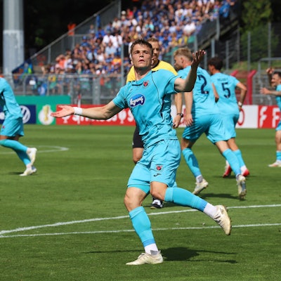 17.08.2025, xsscx, Fuïball, DFB-Pokal 1. Runde, Viktoria KËÜln - SC Paderborn 07, Sportpark HËÜhenberg Saison 2025 2026: Torjubel durch David Otto Viktoria KËÜln 10 nach dem Tor zum 1:3 NRW Deutschland DFB regulations prohibit any use of photographs as image sequences and or quasi-video. Nordrhein-Westfalen Deutschland *** 17 08 2025, xsscx, Fuïball, DFB Pokal 1 Runde, Viktoria KËÜln SC Paderborn 07, Sportpark HËÜhenberg Saison 2025 2026 Torjubel durch David Otto Viktoria KËÜln 10 nach dem Tor zum 1 3 NRW Deutschland DFB regulations prohibit any use of photographs as image sequences and or quasi video Nordrhein Westfalen Deutschland