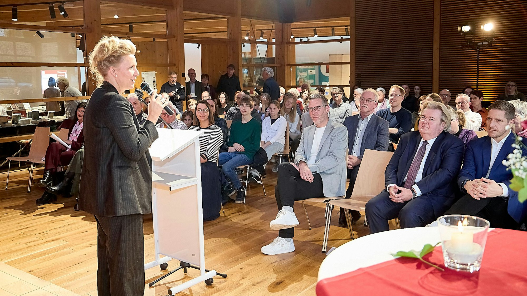 Die Ministerin bei ihrer Ansprache vor gut gefüllten Stuhlreihen.