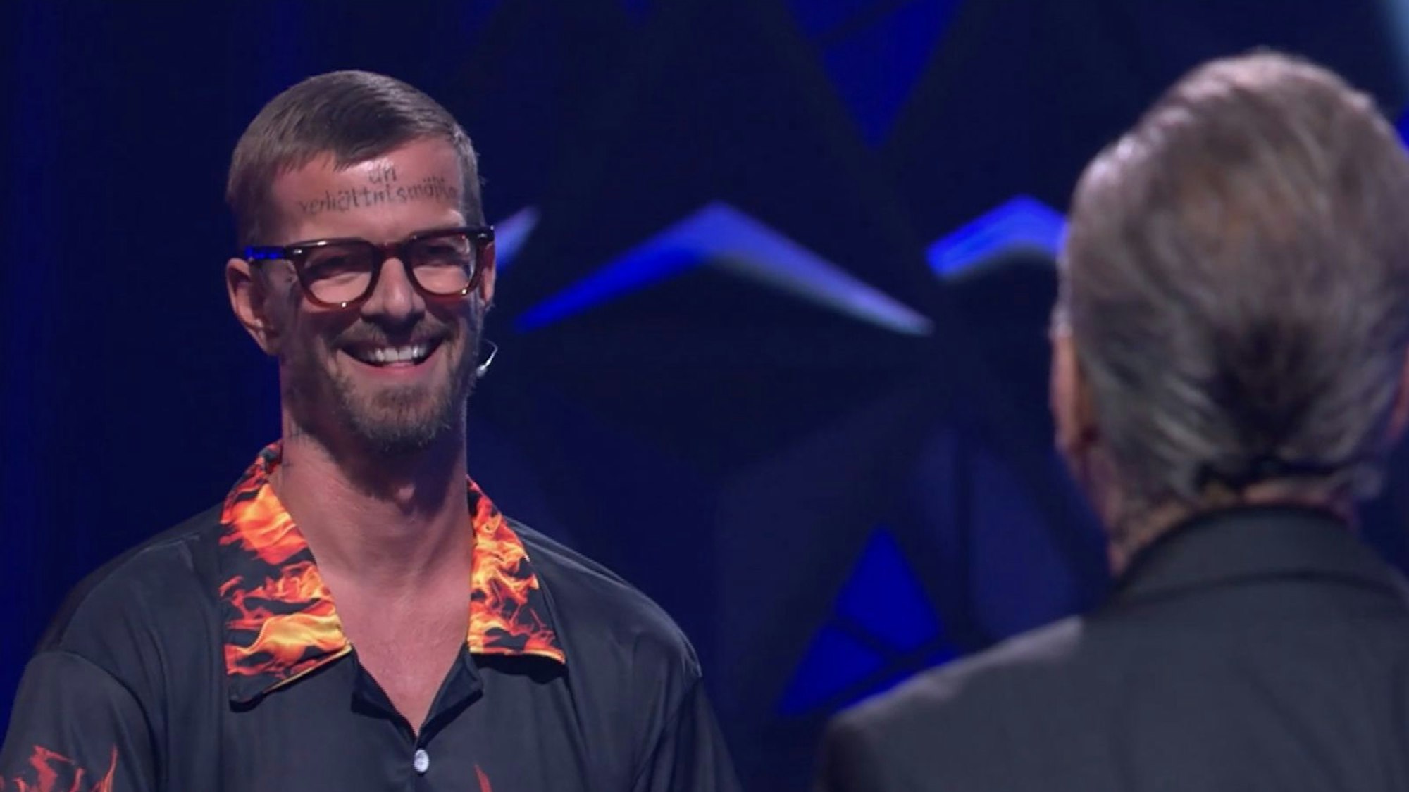 Joko Winterscheidt muss mit einem fragwürdigen Look vorliebnehmen. (Bild: Joyn)