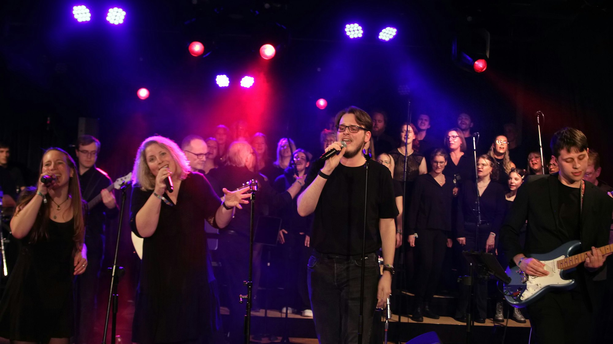 Zu sehen sind die East Street Band und der neue Sing Square Chor auf der Bühne.