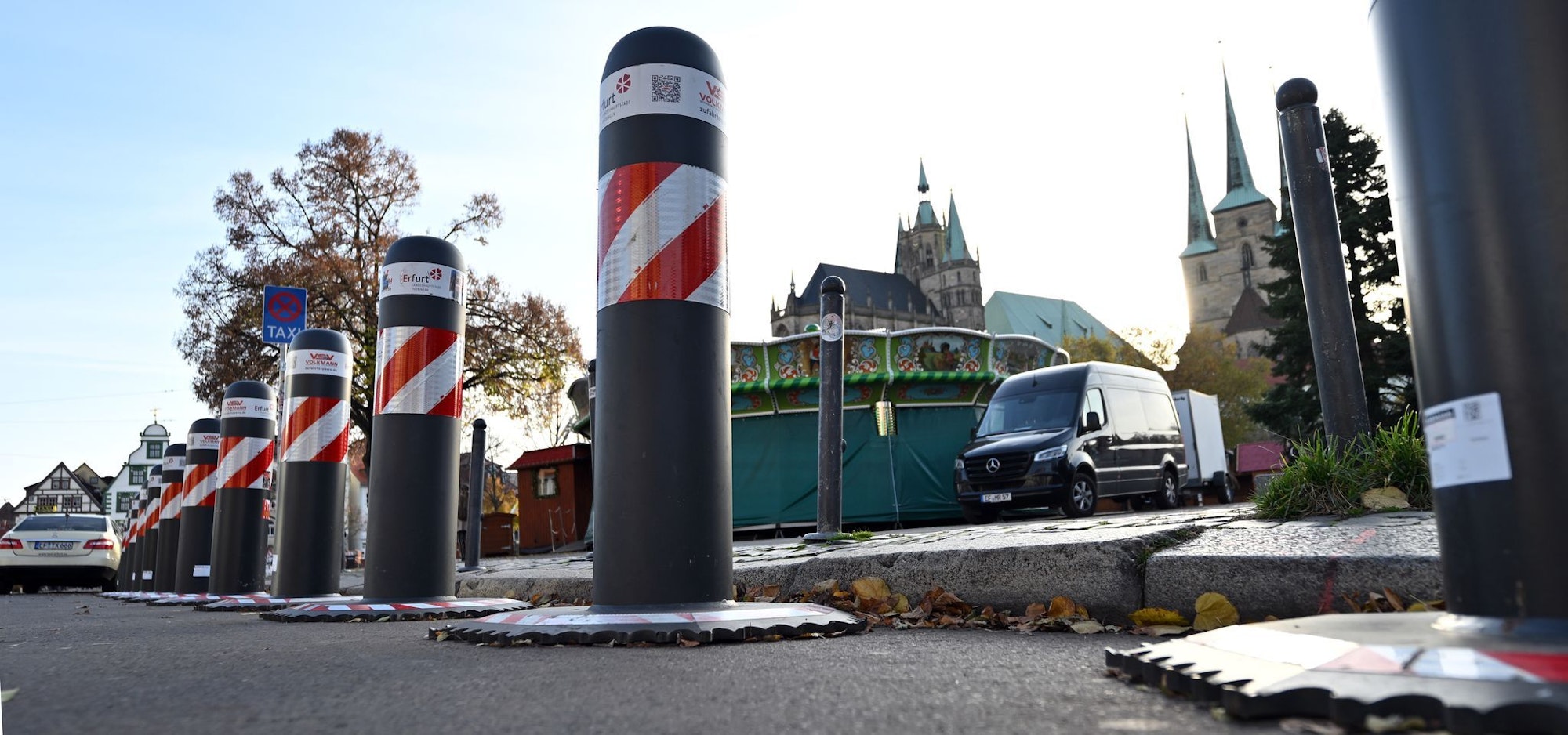 Die deutschen Weihnachtsmärkte werden wie hier in Erfurt mit Pollern und anderen Sperren gesichert.