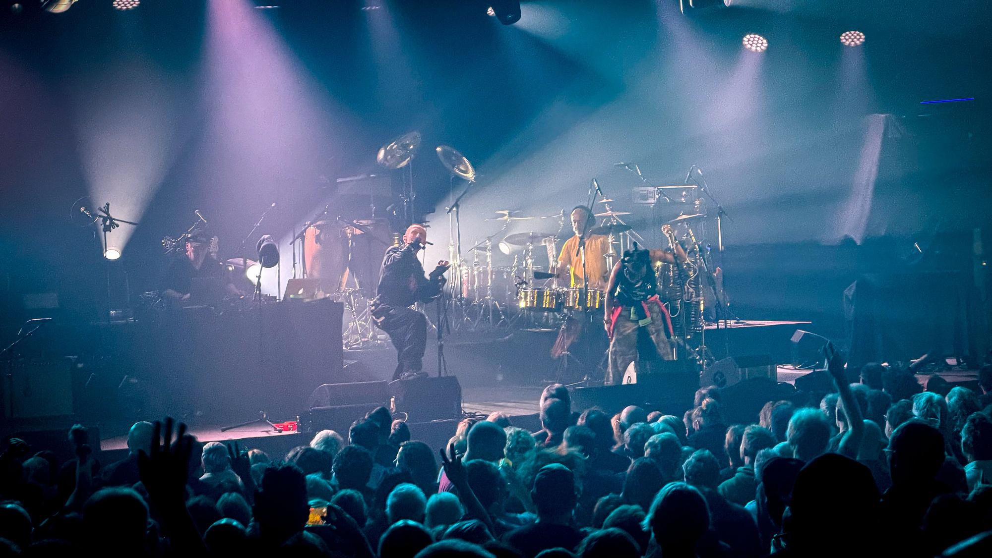 „Stereo MC’s“-Sänger Rob Birch und Band auf der Bühne im Forum Leverkusen