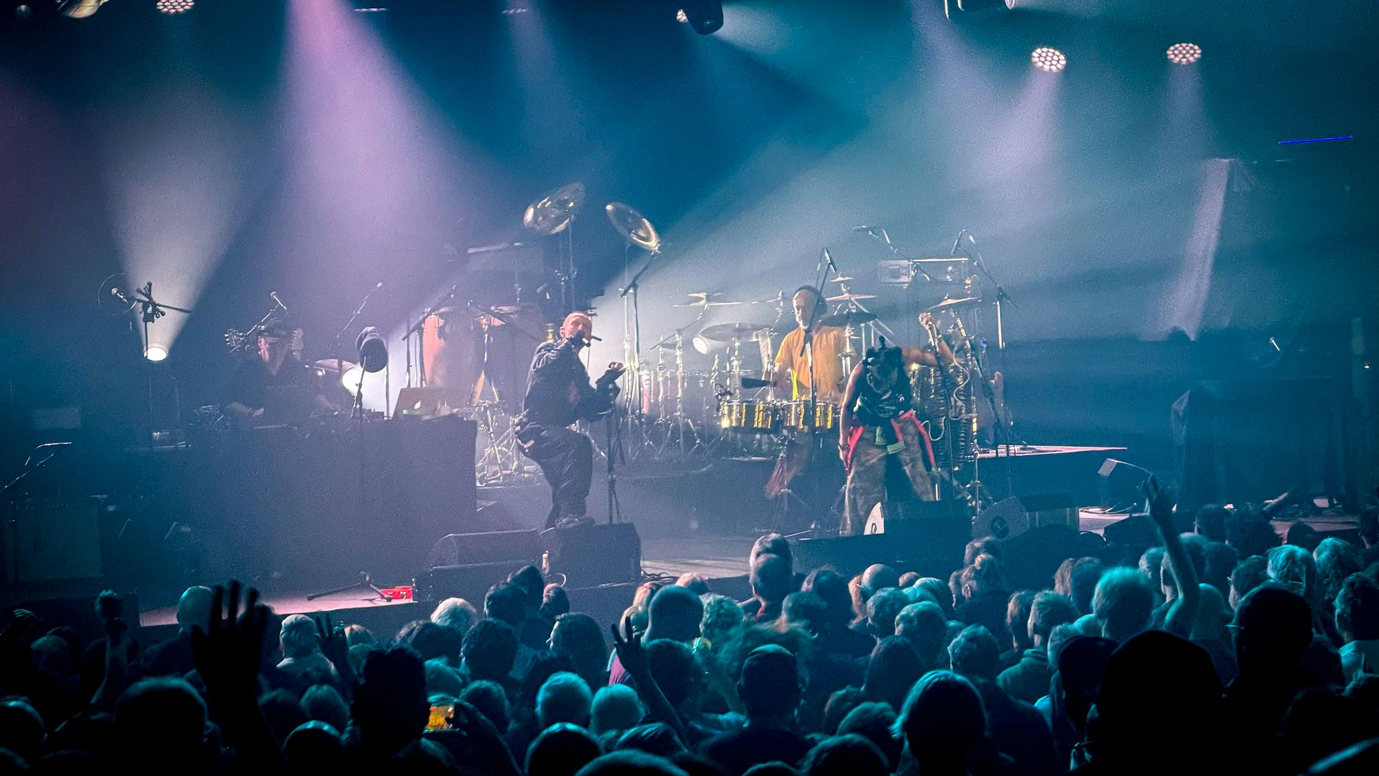 „Stereo MC’s“-Sänger Rob Birch und Band auf der Bühne im Forum Leverkusen