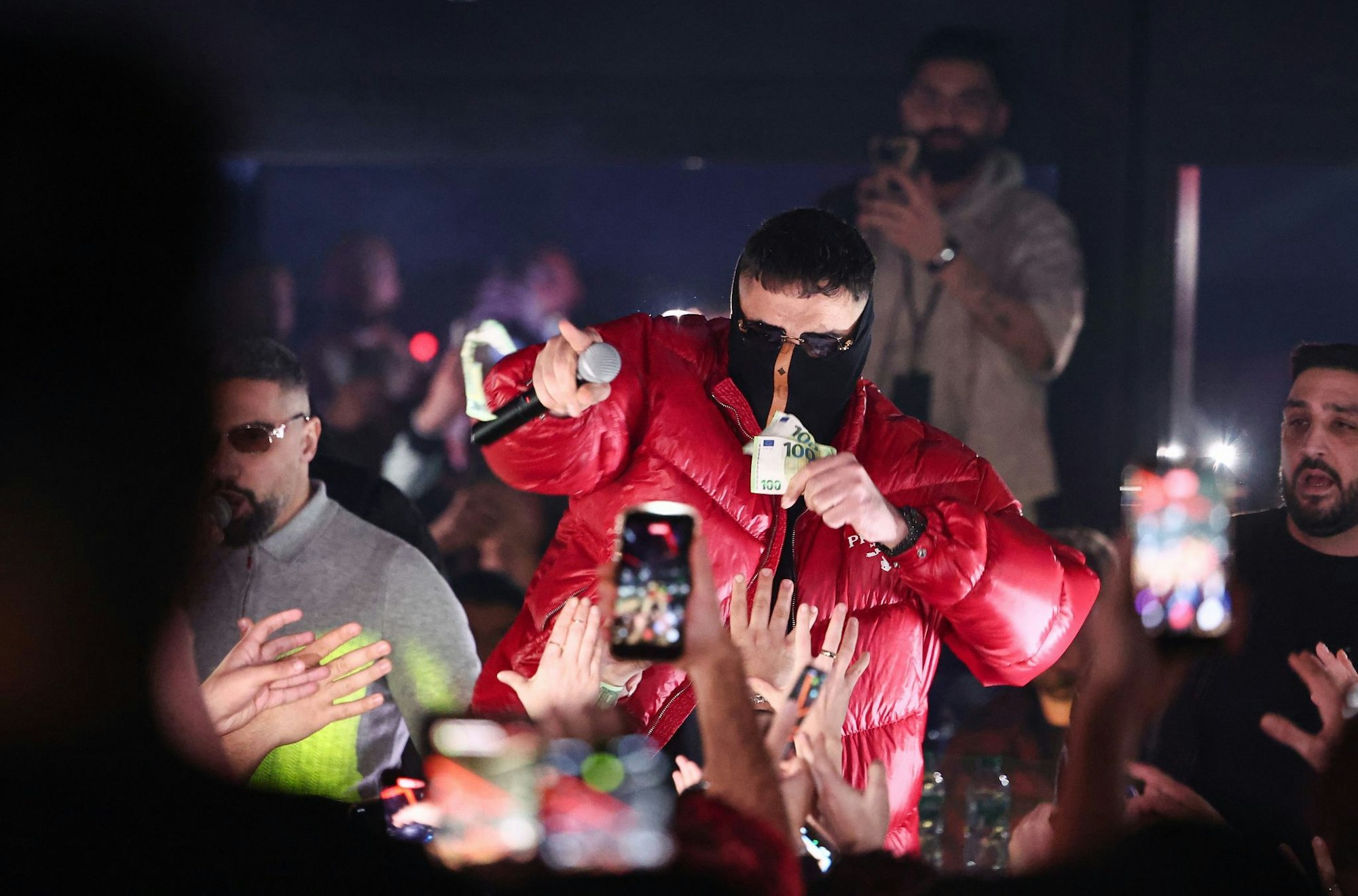 Fürs Publikum gab es Euroscheine statt Botschaften des Rappers.