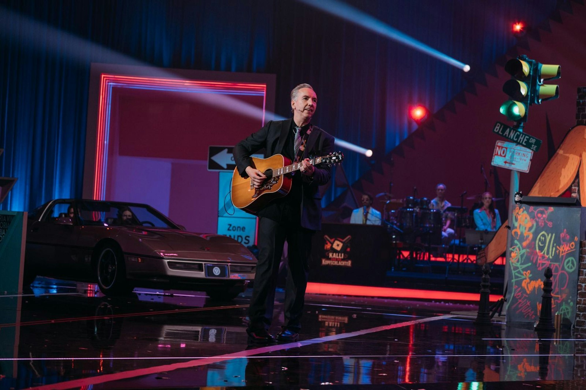 Erfindet spontan einen Song für Karoline Herfurth: Musiker Olli Schulz. (Bild: Joyn / Julian Mathieu)